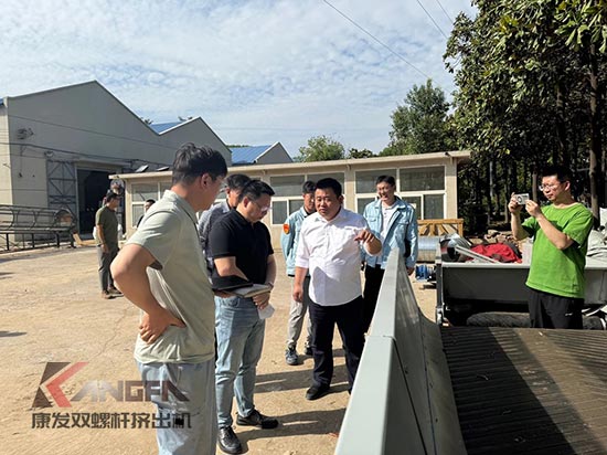 中石化石科院院长李明丰率队莅临康发双螺杆造粒机调研废塑料循环利用项目