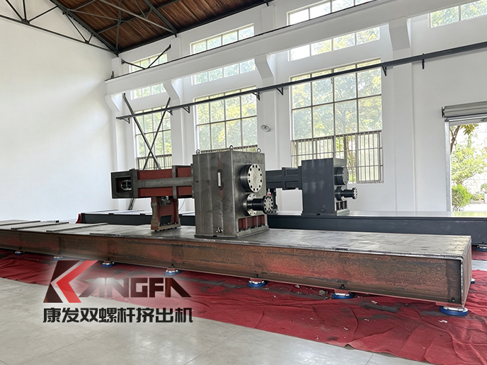 康发精工 135 型双螺杆造粒机机架涂装工序完工