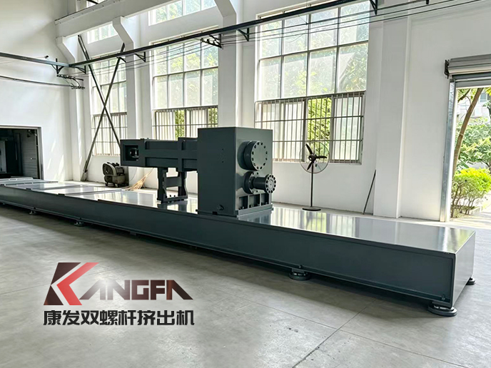康发精工 135 型双螺杆造粒机机架涂装工序完工